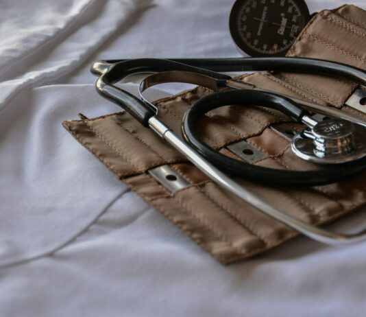 2025학년도 의대 모집 4610명 확정…지역인재전형 1913명 black stethoscope with brown leather case
