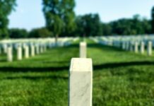 고주리 순국선열 6위, 105년 만에 국립대전현충원 안장 white tombstone in cemetery