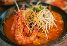 올 들어 농식품 수출 7.6% 증가…‘케이 라면이 효자’ a close up of a bowl of food with shrimp