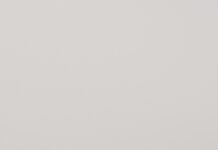 한 총리 “내년도 의대 증원 절차 모두 마무리…최선으로 지원” white ceramic figurine on white surface