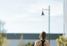 스트레칭의 건강상 이점 a woman is doing exercises on a yoga mat