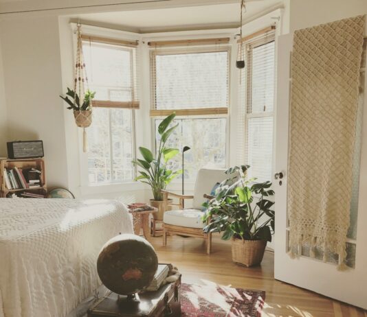 알레르기 예방과 관리를 위한 방법 brown wooden framed white padded chair in between green indoor leaf plants inside bedroom