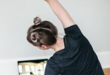 스트레칭, 하루 단 5분으로 얻는 놀라운 효과 woman in black t-shirt and black pants lying on black yoga mat