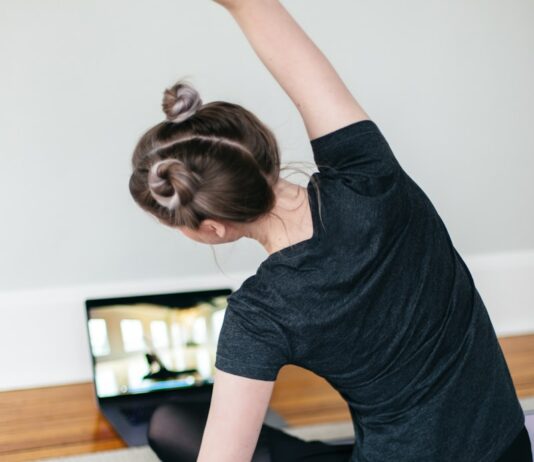 스트레칭, 하루 단 5분으로 얻는 놀라운 효과 woman in black t-shirt and black pants lying on black yoga mat