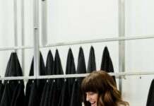 탈모 예방과 관리를 위한 팁 woman in gray sweater holding white clothes hanger