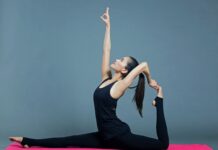 하루 단 5분, 스트레칭의 효과 woman in black tank top lying on red textile