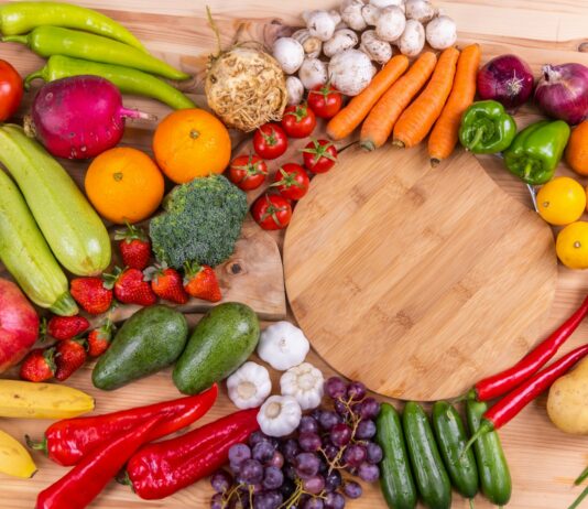 여성 건강을 위한 필수 비타민 red green and yellow chili peppers and green chili peppers