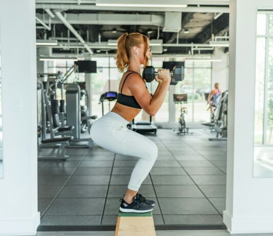 바쁜 일상 속에서도 꾸준히 운동을 실천할 수 있는 몇 가지 방법 woman wearing black sports bra and white legging lifting dummbells