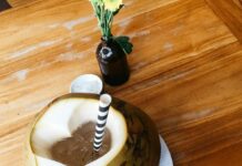 여름철 다이어트 음료 만들기 coconut dessert with straw