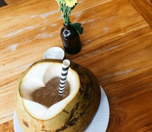 여름철 다이어트 음료 만들기 coconut dessert with straw