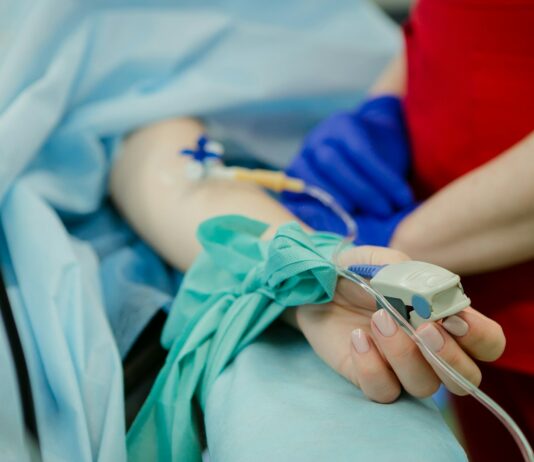 여름철 심혈관 건강 지키기 person lying on bed and another person standing