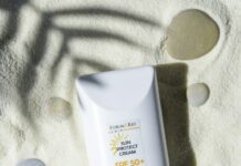 햇볕에 타지 않도록 피부 보호하는 법 a white box with a yellow label on a white surface