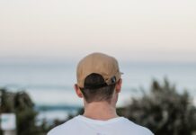 여름철 야외 활동 전 준비 사항 men's white crew-neck shirt