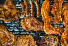 여름철 신진대사 촉진 방법 top view photo of grilling chicken and bacon