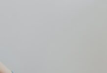 정부 “모든 전공의 행정처분 철회…복귀 시 수련 특례 적용” person in blue gloves and blue denim jeans