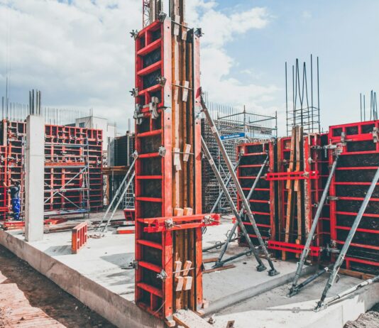 ‘해외건설 수주 활성화’ 위한 민관 소통 플랫폼 구축 red metal structure with beam