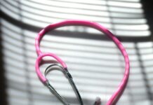 정부 “의료현장 갈등·문제 해결 방법은 무기한 휴진 아닌 대화” pink stethoscope