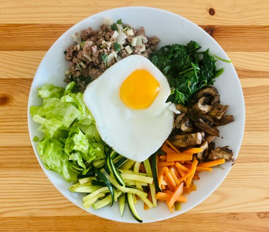 여름철 건강한 체중 유지 방법 egg on white ceramic plate