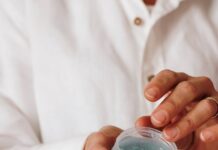 여름철 비치에서 건강 지키기 person holding blue plastic container