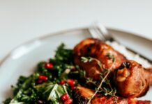 우리 닭고기·수산물·꿀 제품, 유럽연합 수출 자격 유지 cooked meat with green vegetable on white ceramic plate