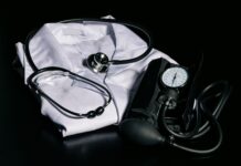 집단 진료거부 참여 14.8% 수준…현장 지킨 의료진에 감사 black and silver stethoscope on white textile