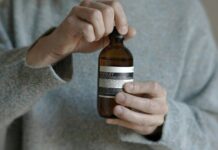 여름철 피지 조절 스킨케어 a person holding a bottle of beer in their hand