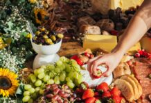 여름철 항산화 음식 섭취 방법 person holding strawberry