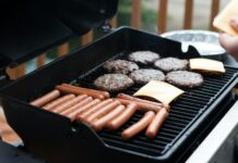 여름철 건강한 그릴 요리법 person standing in front grill grilling sausage