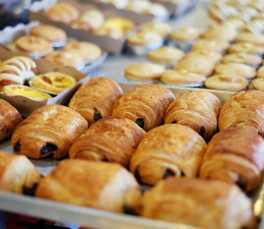 고3 대상 제과제빵 등 맞춤형 훈련 제공…월 최대 20만 원 지원 close up photography of baked treats on tray