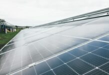 산업단지를 ‘태양광 발전’ 핵심 기지로…올해 시범사업 추진 a solar panel on a roof