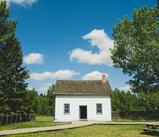농촌 빈집 정비 작업 속도…마을호텔·워케이션 등 활용 추진 white wooden house between trees