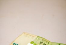내년 적용 최저임금안 시간급 1만 30원…올해 대비 1.7%↑ a picture of a korean currency bill