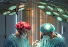 상급종합병원 ‘구조 대수술’…숙련인력 갖추고 중증환자 치료에 집중 two men wearing blue lab coats