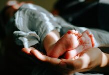 ‘출생 미등록 아동 보호체계 개선’…민·관 합동 추진단 출범 person holding baby feet