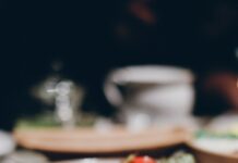 여름철 건강한 도시락 준비법 strawberries served on white ceramic plate