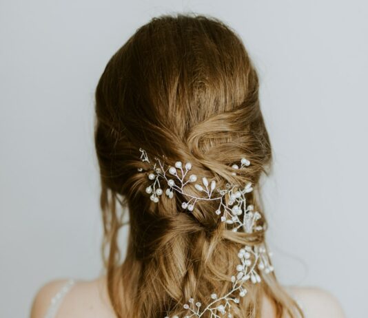 건강한 머리카락을 위한 영양소 woman wearing white floral hair accessory