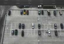 공영주차장에 한달 이상 방치된 차량 강제 견인…10일부터 aerial view of cars parked on parking lot