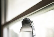 여름철 야외 운동 시 필요한 필수 아이템 person holding gray and black tumbler