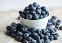 여름철 운동 후 적절한 보충식품 blueberries on white ceramic container