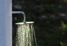 여름철 야외 운동 시 피부 보호 방법 gray steel shower