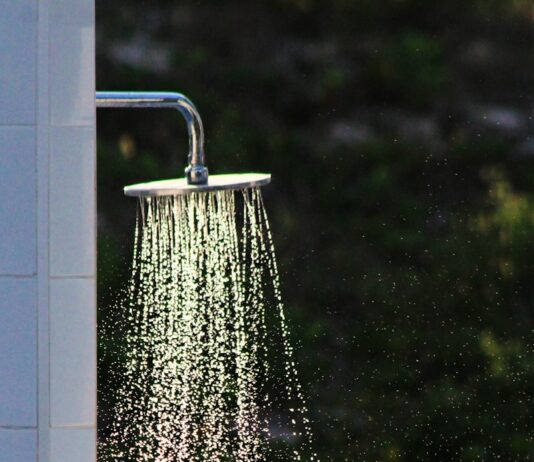 여름철 야외 운동 시 피부 보호 방법 gray steel shower