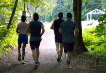 여름철 조깅을 더 즐겁게 하는 방법 a group of people running down a dirt road