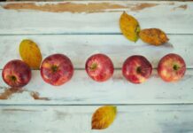 사과·배 등 추석 성수품 공급 확대…이달 말 민생안정대책 발표 five honeycrisp apples on table