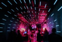 비 오는 날, 재미있게 운동하는 법: 실내 댄스 파티 a group of people standing around in a room