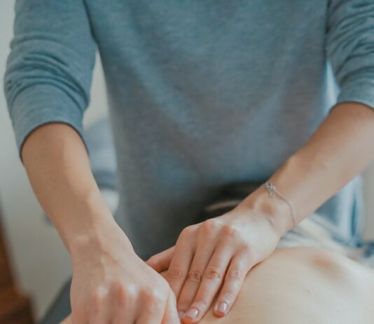 여름철 운동 후 마사지의 효과 man massaging woman's body