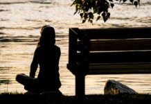 여름철 다이어트 중 주의해야 할 사항 silhouette of person sitting on bench near body of water during daytime