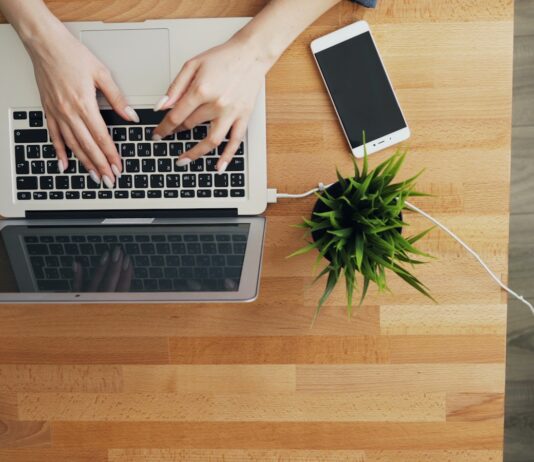 강서구민을 위한 프리미엄 교육, 연세-강서 리더스 아카데미 a person typing on a laptop on a wooden table