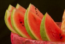 여름철 다이어트를 위한 식사 계획법 sliced watermelon on black plate