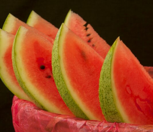 여름철 다이어트를 위한 식사 계획법 sliced watermelon on black plate