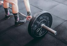 여름철 체중 감량을 위한 효과적인 운동법 person holding barbell